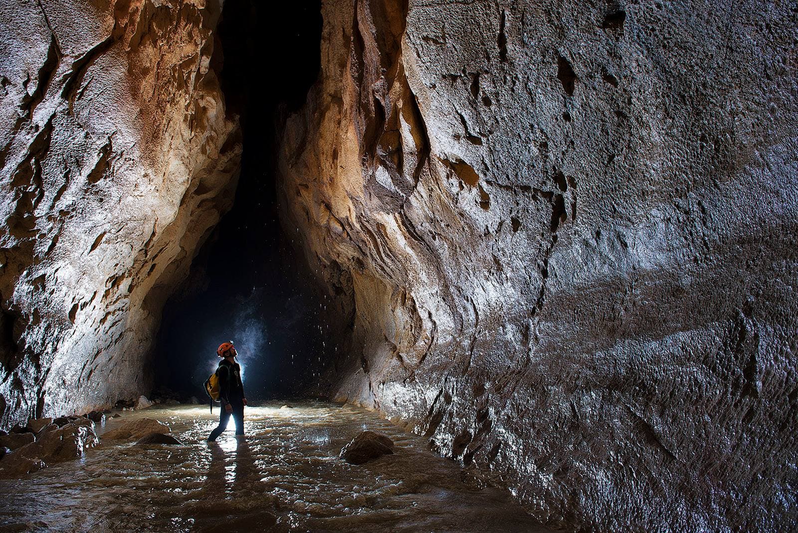 Galerii subterane și lacuri limpezi în Adventure+